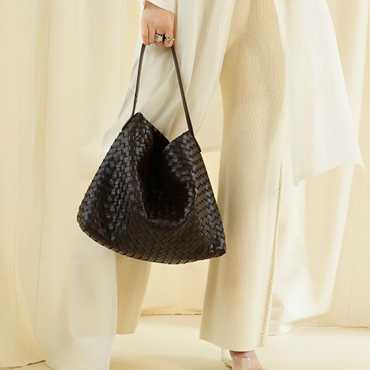 Vitoria Medium Shoulder Bag